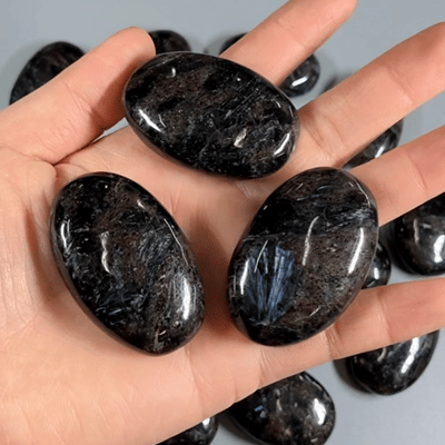 Arfvedsonite Soap stone 1.8 inch (1.3 x 3 x 4.5cm) A