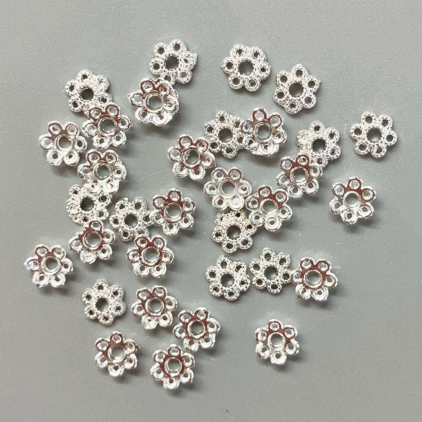 (Stone TBC) Metal Flower Slice 银色 (Grade TBC)