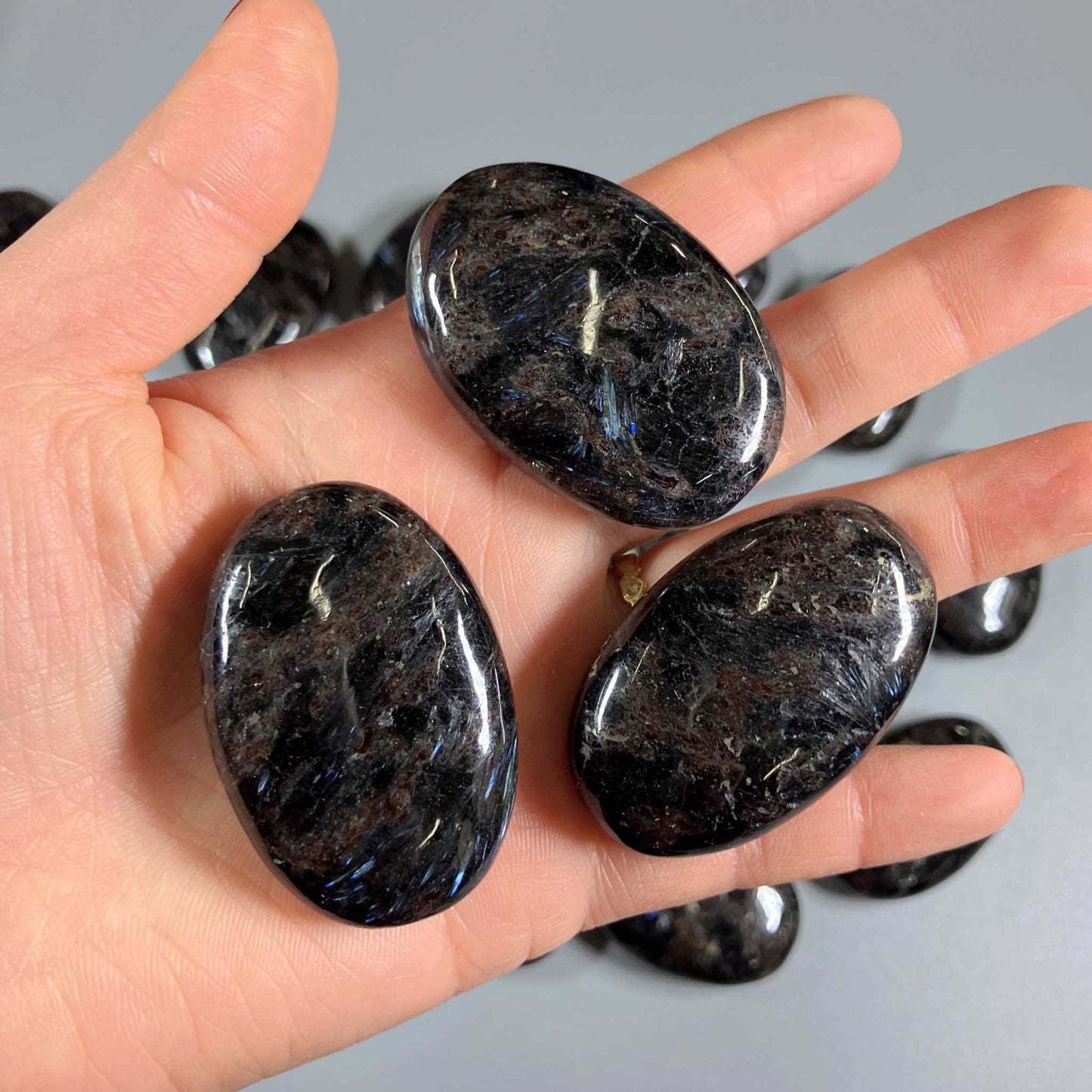 Arfvedsonite Soap stone 1.8 inch (1.3 x 3 x 4.5cm) A