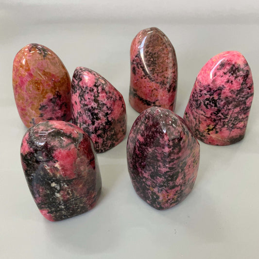 Rhodonite Sculpture 300-500g/pc A/A+