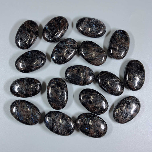 Arfvedsonite Soap stone 1.8 inch (1.3 x 3 x 4.5cm) A